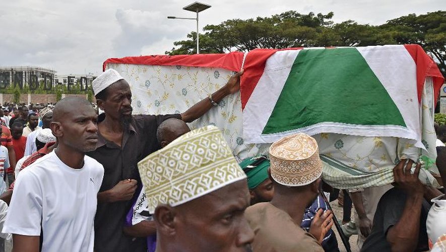 Des burundais portent le 24 mai 2015 vers une mosquée de Bujumbura le cercueil du leader de l'opposition Zedi Feruzi, assassiné la veille