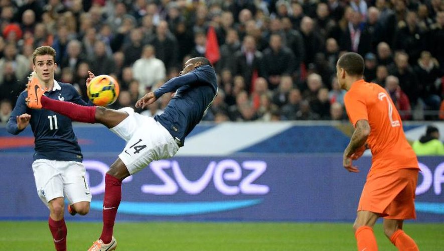 Le milieu français Blaise Matuidi (c) marque contre les Pays-Bas, le 5 mars 2014 en amical au Stade de France