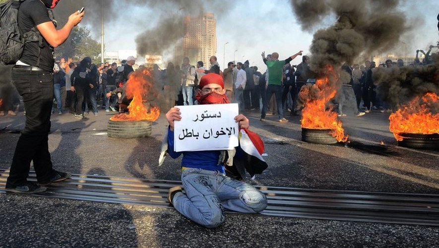 Un manifestant tient une pancarte disant son refus de la constitution, le 25 janvier 2013 sur la place Tahrir