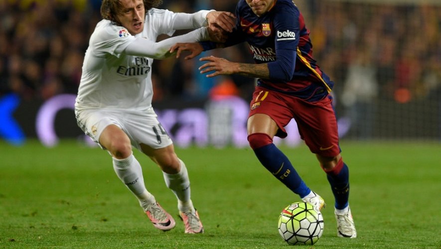 L'attaquant du FC Barcelone Neymar, à la lutte avec le milieu du Real Madrid Luka Modric, le 2 avril 2016 au Camp Nou