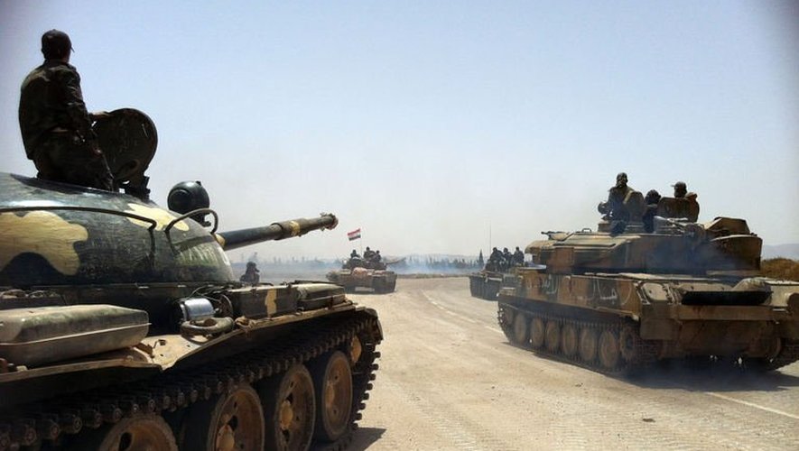 Photo prise au téléphone portable le 2 juin 2013 et montrant des tanks syriens en route vers la ville de Qousseir, dans la province de Homs