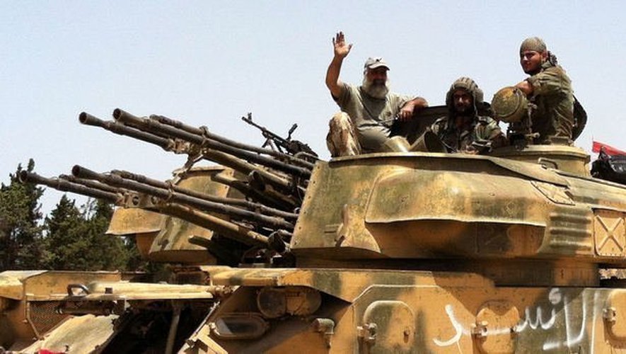 Cette photo prise avec un téléphone portable le 2 juin 2013 montre des tanks de l'armée syrienne en route vers la ville de  Qousseir