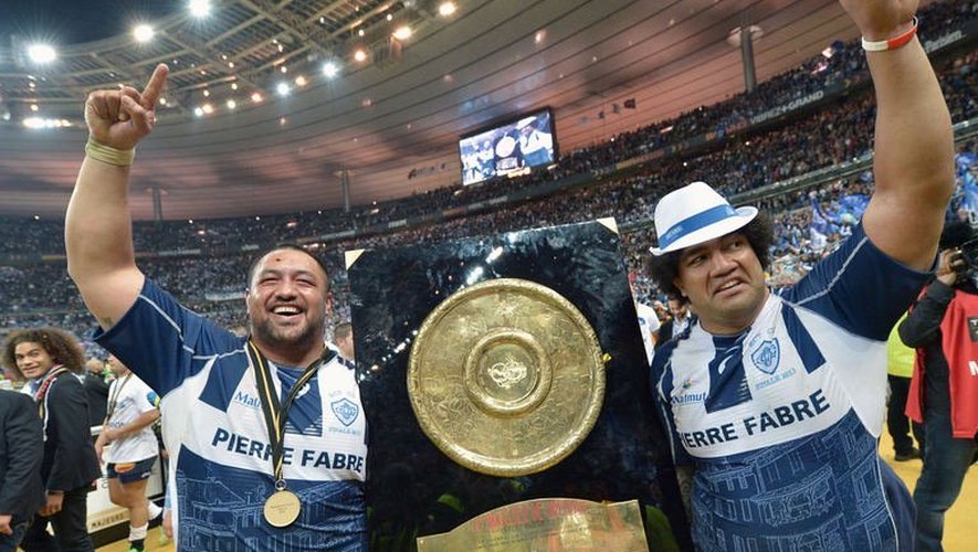 Les piliers de Castres Karena Wihongi (à gauche) et  Saimone Taumoepeau présentent le Bouclier de Brennus au Stade de France le 1er juin 2013