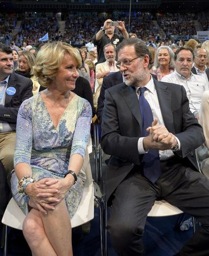 Le chef du gouvernement espagnol Mariano Rajoy et la candidate du Parti populaire (droite) à la mairie de Madrid, Esperanza Aguirre, lors du dernier meeting de sa campagne, le 22 mai 2015 à Madrid