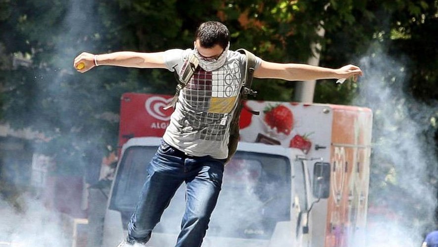 Un manifestant à Ankara, le 1er juin 2013