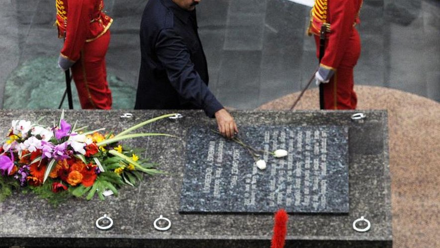 Le président du Venezuela Nicolas Maduro rend hommage à Hugo Chavez, un an après sa disparition, le 5 mars 2014 à Caracas