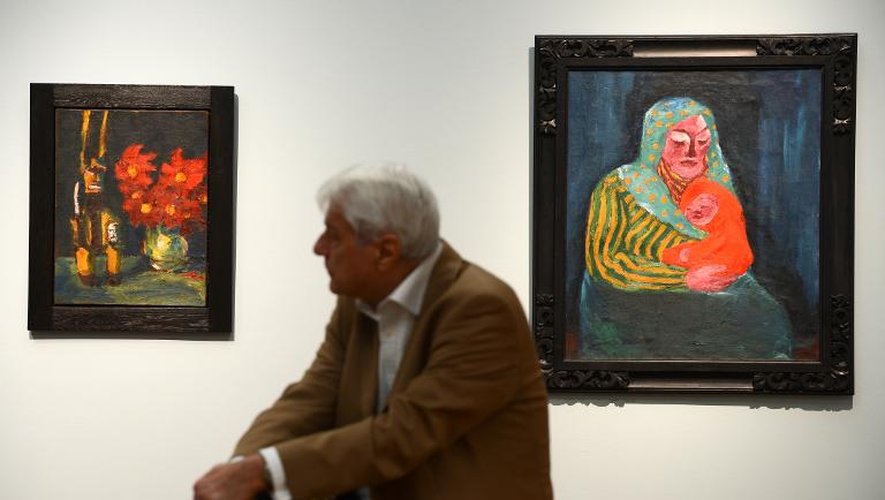 Un homme est assis en face de deux oeuvres du peintre allemand Emil Nolde exposées le 4 mars 2014 au musée Staedel de Francfort  dans le cadre d'une rétropesctive