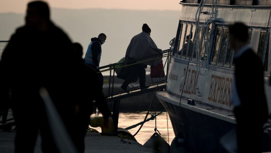 Des migrants embarquent sur un ferry turc en partance pour la Turquie, le 4 avril 2016 sur l'île grecque de Lesbos