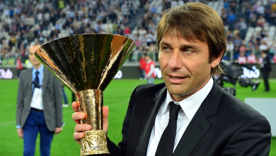 Antonio Conte, alors entraîneur de la Juventus, avec le trophée de champion d'Italie, le 11 mai 2013 à Turin