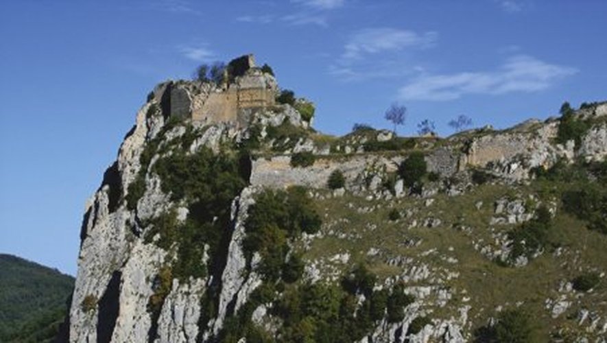 Face à Montségur, les ruines du château de Roquefixade dominent le GR107.