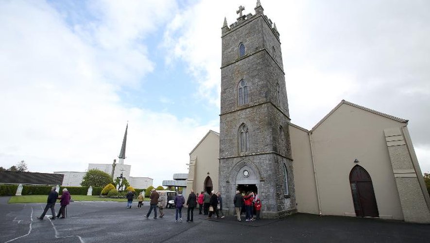 Des paroissiens sortant de la messe le 18 mai 2015 à Knock, un village de l'ouest de l'Irlande à réputation conservatrice