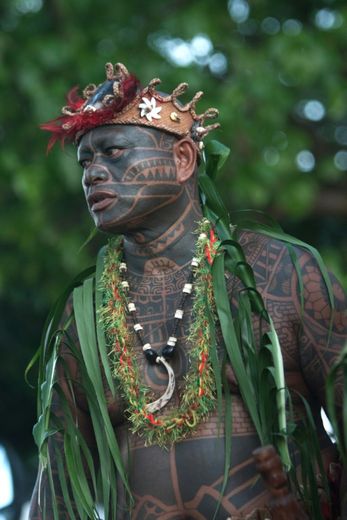 Un palynésien tatoué lors du Festival international Polynesia Tatau, à Tahiti, le 3 avril 2016