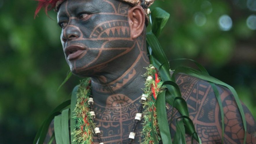 Un palynésien tatoué lors du Festival international Polynesia Tatau, à Tahiti, le 3 avril 2016