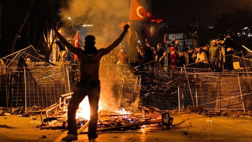 Des manifestants hostiles au gouvernement d'Erdogan, le 1er juin 2013 à Istanbul entre Taksim et Besiktas