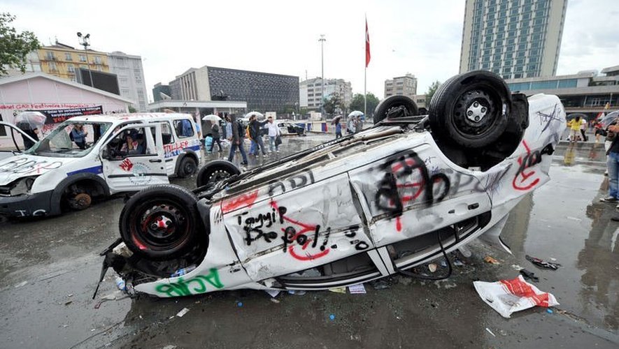 Une voiture renversée et dégradée à Taksim, quartier d'Istanbul, le 1er juin 2013