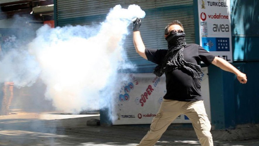 Un manifestant affronte les policiers à Ankara, le 1er juin 2013
