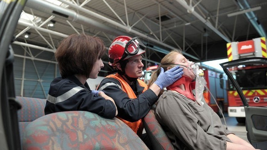 Un pompier pratique l'hypnose sur une victime lors d'un exercice, le 28 mai 2013 à Hagenau dans l'est de la France