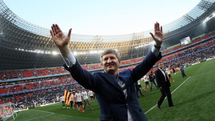 L'homme le plus riche d'Ukraine, Rinat Akhmetov, qui préside le club de football FC Shakhtar, devant ses fans à Donetsk, le 28 avril 2013