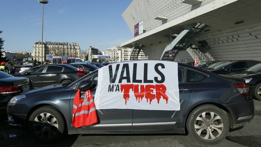 Des chauffeurs de VTC travaillant pour Uber dirigent leur colère contre le Premier  inistre Manuel Valls le 11 février 2016 porte Maillot à Paris