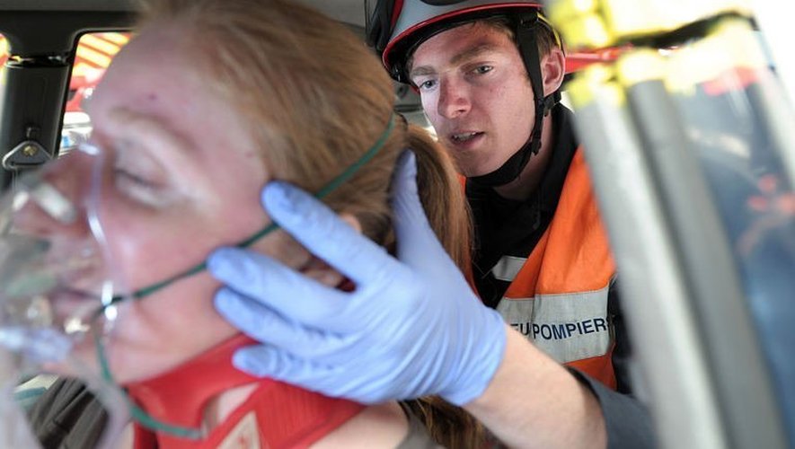 Un pompier pratique l'hypnose médicale sur une victime lors d'un exercice, le 28 mai 2013 à Hagenau dans l'est de la France