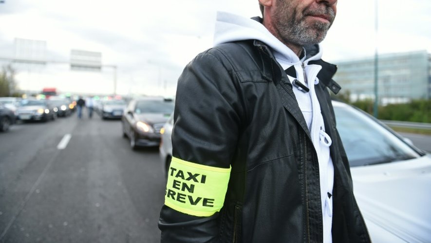 Un chauffeur participe à un mouvement de grève des taxis à Toulouse le 4 avril 2016
