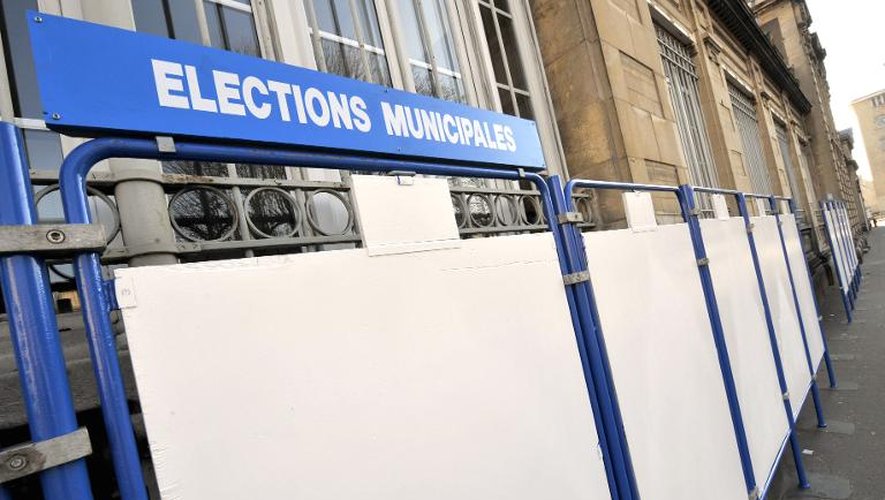 Des panneaux électoraux avant des élections municipales