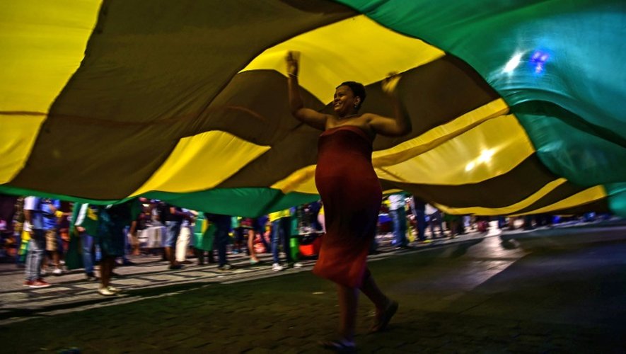 Une femme manifeste en faveur de la destitution de la présidente brésilienne Dilma Rousseff, le 4 avril 2016 à Rio de Janeiro