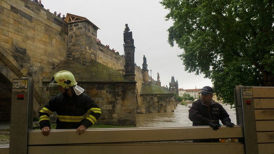 Des pompiers installent des barrières anti-inondations à Prague le 2 juin 2013