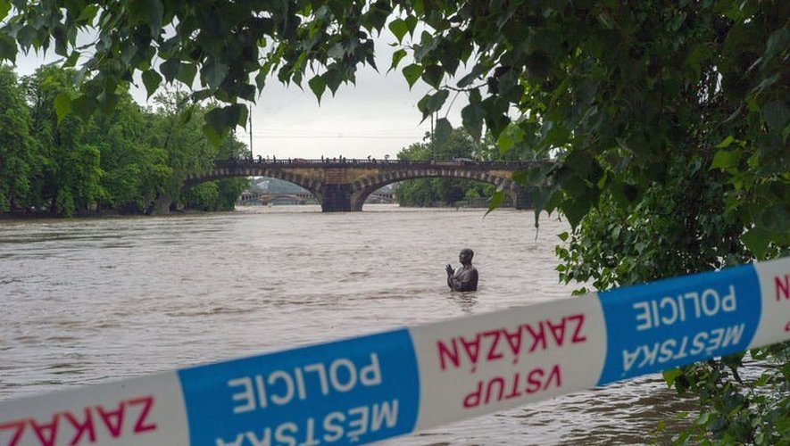 Une statue bientôt recouverte par une rivière en crue, à Prague le 2 juin 2013