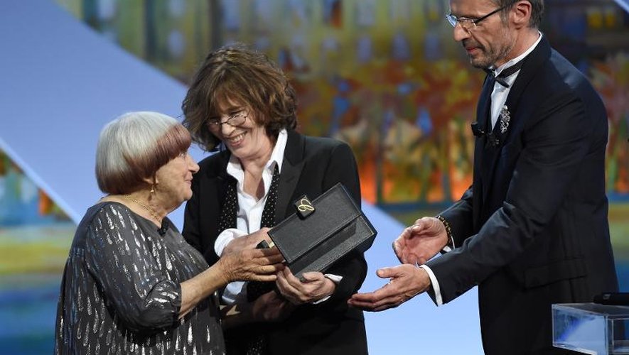 La réalistatrice Agnès Varda reçoit une palme d'honneur