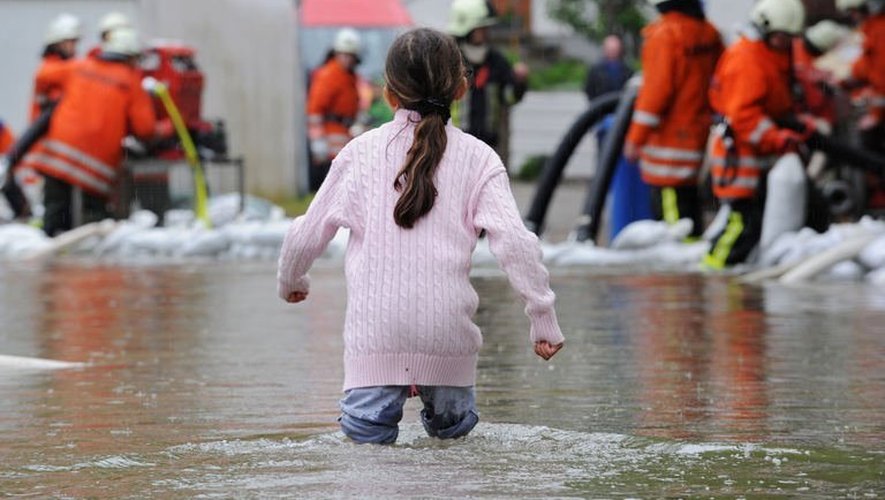 Une petite fille dans le centre-ville inondé de Veringenstadt, au sud de l'Allemagne, le 1er juin 2013