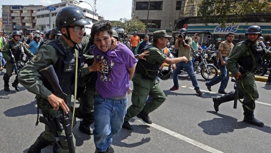 Les forces de sécurité du Venezuela arrêtent un activiste qui manifeste contre le président Maduro, le 6 mars 2014 à Caracas