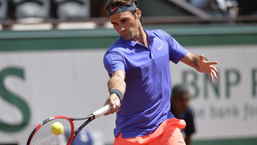 Le Suisse Roger Federer à Roland-Garros lors de son premier tour remporté contre le Colombien Alejandro Falla le 24 mai 2015
