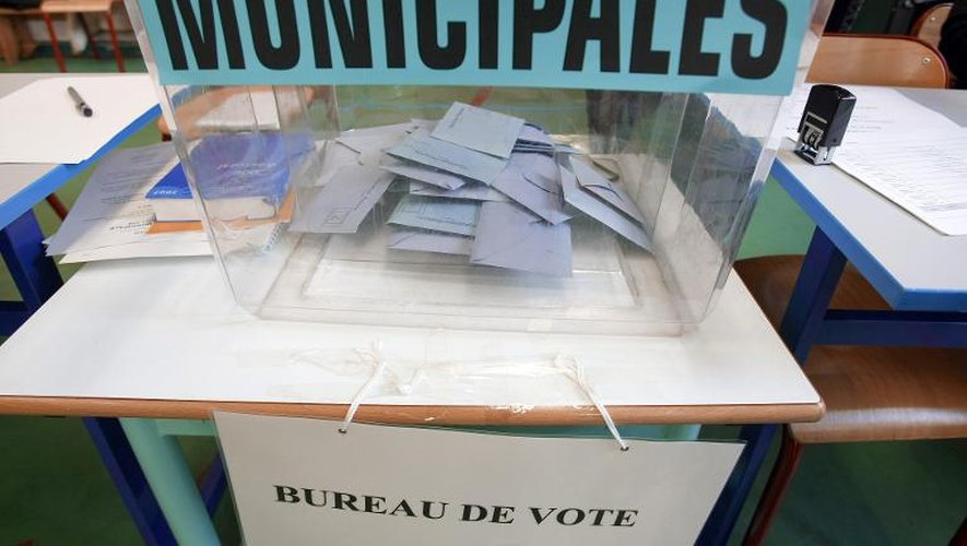 Des bulletins de vote dans une urne lors des élections municipales le 9 mars 2008 à Strasbourg