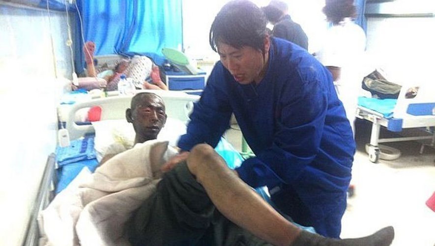 Un homme blessé dans l'incendie d'un abattoir de volailles est pris en charge, le 3 juin 2013 dans un hôpital de Dehui