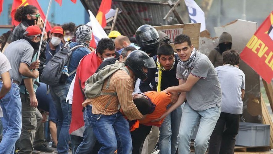 Des manifestants portent un blessé, à Ankara le 2 juin 2013