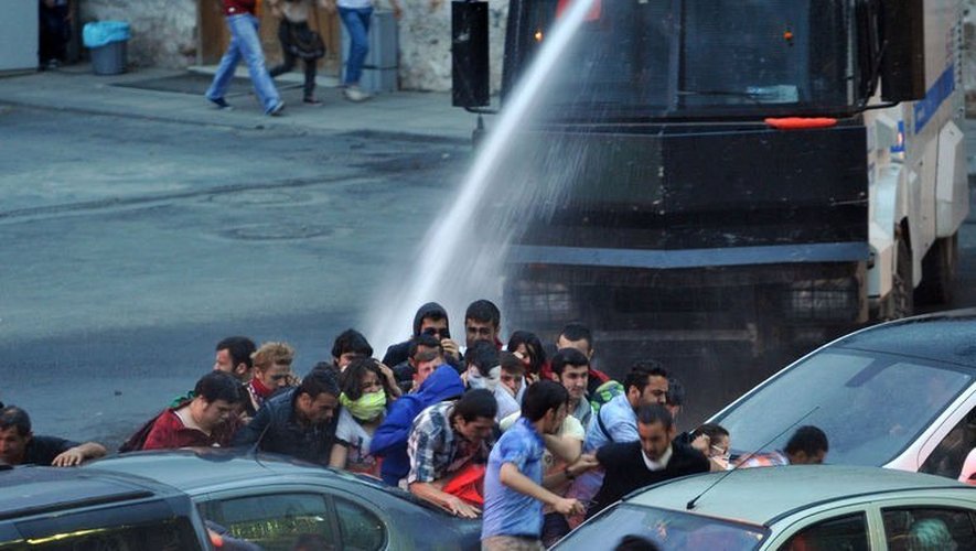 La police utilise un canon à eau pour disperser des manifestants à proximité de la résidence du Premier ministre, le 2 juin 2013 à Istanbul