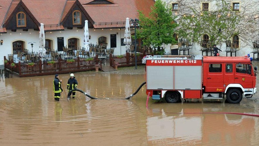 Des pompiers pompent l'eau le 2 juin 2013 à Chemnitz,dans l'est de l'Allemagne