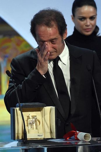 Vincent Lindon ému sur scène au moment où il reçoit le Prix d'interprétation masculine pour son rôle dans "La loi du marché" le 24 mai 2015 à Cannes