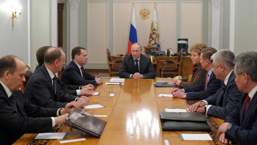 Vladimir Poutine préside une réunion sur la demande de rattachement de la Crimée à la Russie, le 6 mars 2014 dans sa résidence de Novo-Ogaryovo près de Moscou