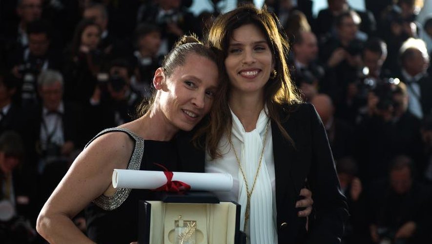 Emmanuelle Bercot (gauche) pose avec sa réalisatrice Maïwenn après avoir reçu le prix d'interprétation féminine pour "Mon Roi" le 24 mai 2015 à Cannes