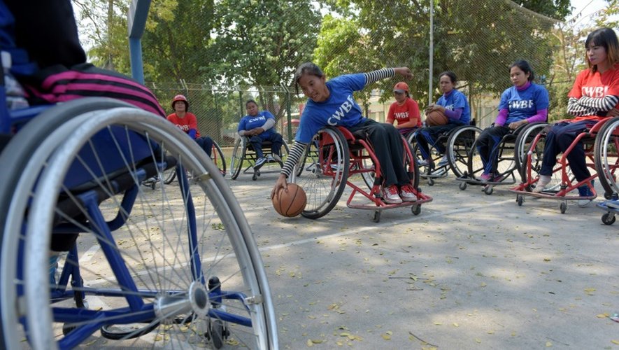 Des joueuses cambodgiennes de basket-ball en fauteuil roulant à l'entraînement le 18 février 2016 à Battambang
