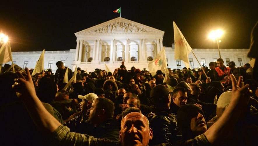 Des policiers portugais manifestent le 6 mars 2014 à Lisbonne contre les coupes dans leurs salaires