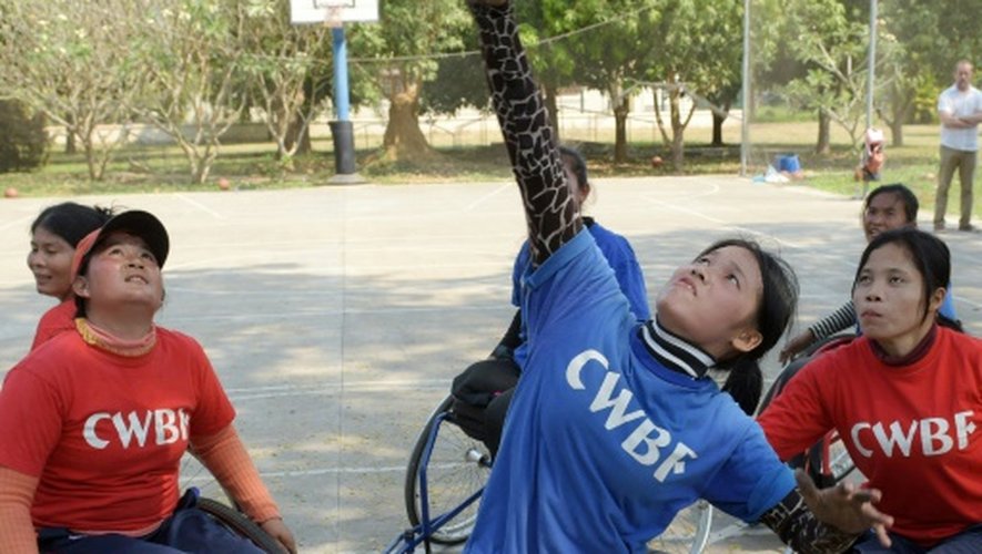 Des joueuses cambodgiennes de basket-ball en fauteuil roulant à l'entraînement le 18 février 2016 à Battambang