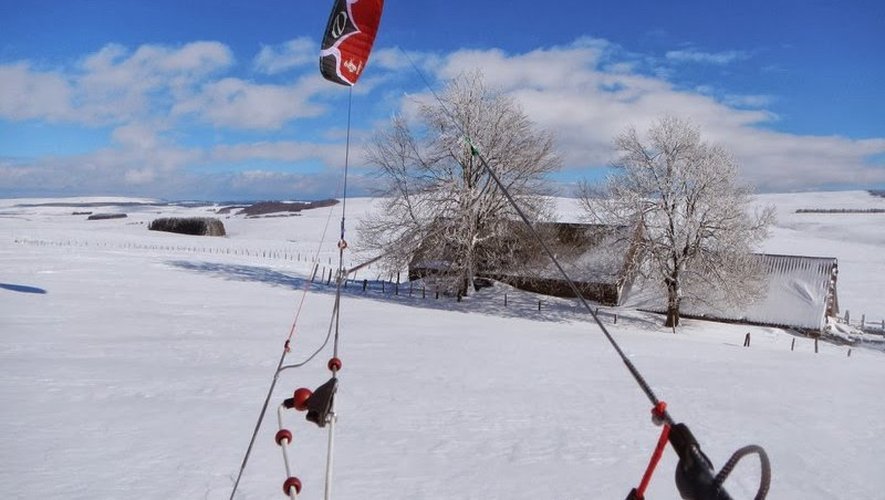 Le plateau de l'Aubrac, terrain de jeu idéal pour les amateurs de snowkite.
