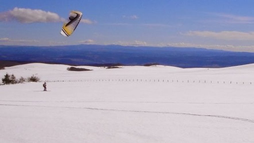 L'Aubrac, spot de rêve pour amateurs de snowkite