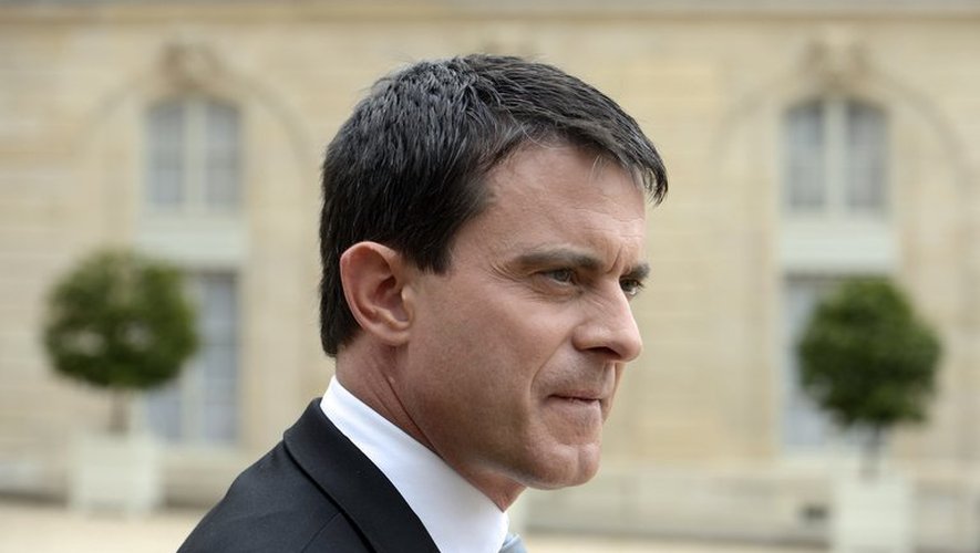 Le ministre de l'Intérieur, Manuel Valls, quitte le palais de l'Elysée, le 29 mai 2013 à Paris