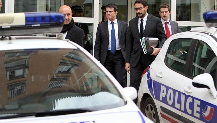 Le ministre de l'Intérieur, Manuel Valls (c), quitte un poste de police, le 15 novembre 2012 à Ajaccio