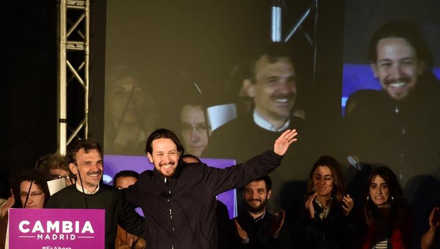 Le leader de Podemos, Pablo Iglesias (d), à côté du candidat du parti antilibéral pour la région de Madrid, José Manuel Lopez, le 24 mai 2015 à Madrid