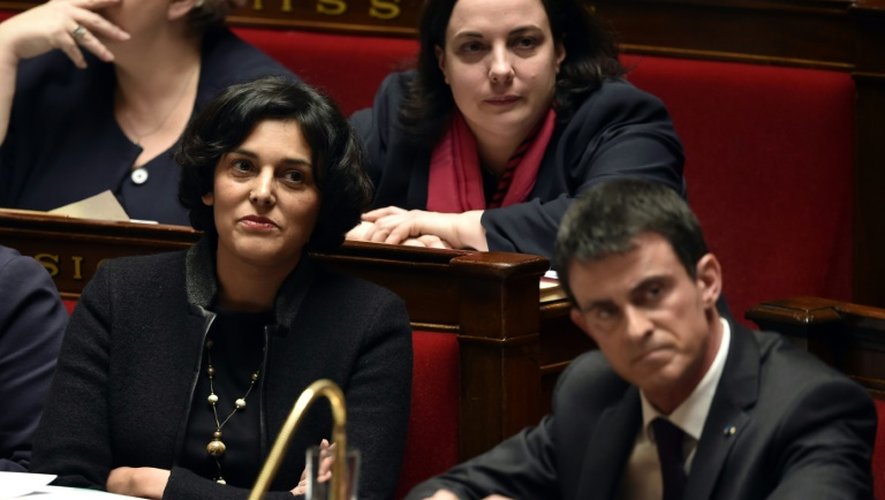 La ministre du Travail Myriam El Khomri (g) et le Premier ministre Manuel Valls lors des questions au gouvernement le 30 mars 2016 à l'Assemblée nationale à Paris